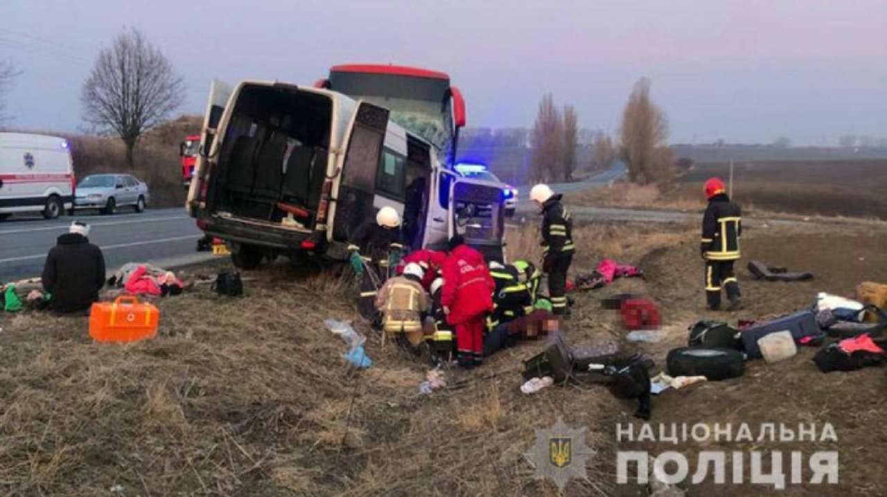 В ДТП погибли 7 переселенцев из Днепра/Фото: Нацполиция Микроавтобус с переселенцами столкнулся с автобусом