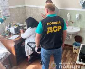 В Каменце-Подольском врач помогала мужчинам уклоняться от армии/Фото: DSI.police.ukraine/Facebook Услуга за 1000 долларов: в Каменце-Подольском врач помогала мужчинам уклоняться от армии