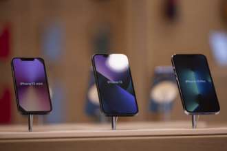 Платіть штраф і поверніть зарядку: в Бразилії припинили продажі iPhone через відсутність зарядного пристрою/Фото: Dan Kitwood/Getty Images Серія смартфонів iPhone 13