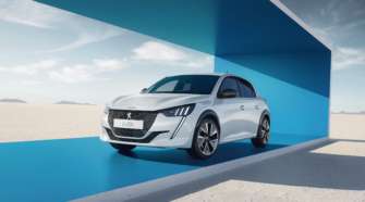 Peugeot представила компактный электрокар с запасом хода 400 км/Фото: Stellantis 208