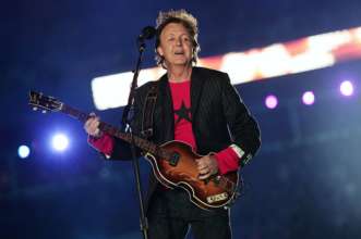 На аукціоні продали гітари Пола Маккартні та Rolling Stones, пофарбовані у жовто-синій/Фото: Getty Images Маккартні