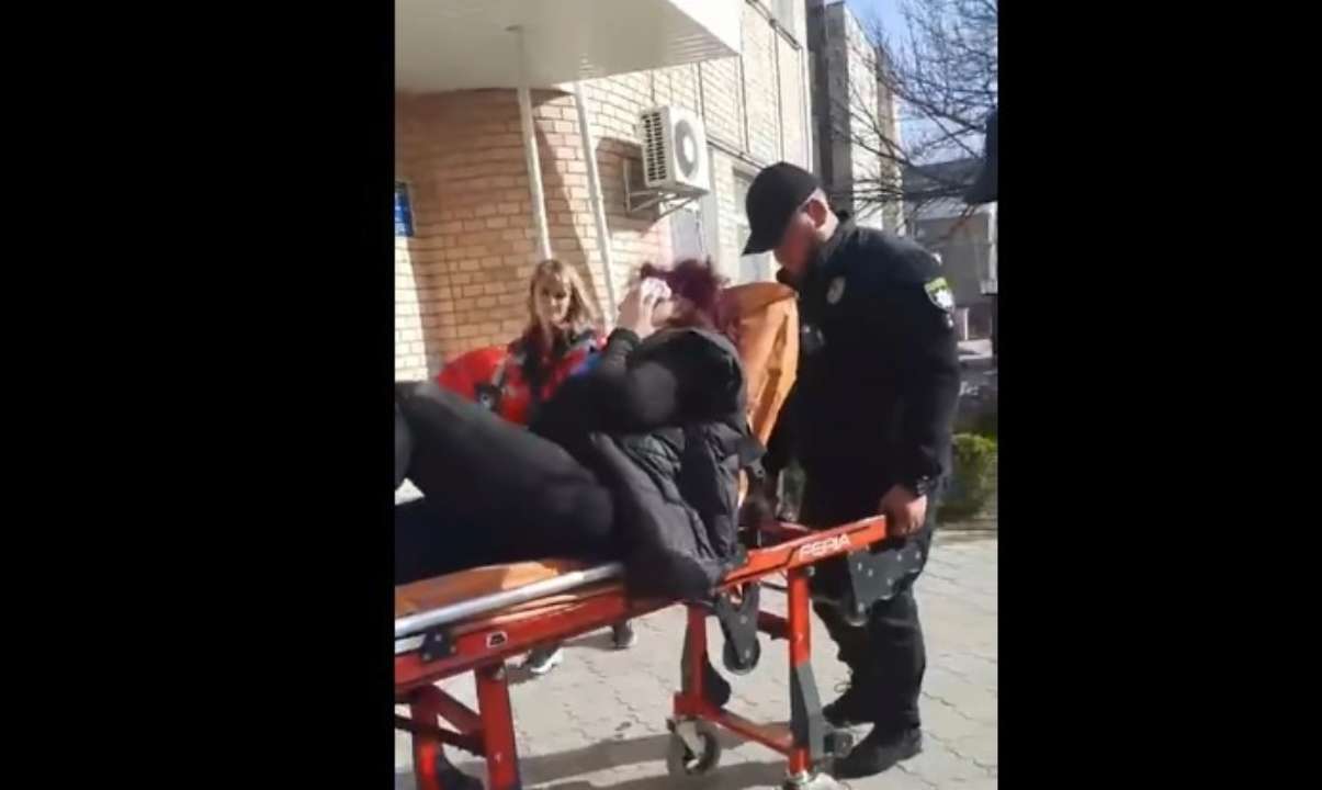 На Хмельниччині вибухнув скандал через активістку та працівників ТЦК і СП. Скриншот відео побиття активістки тцк і сп