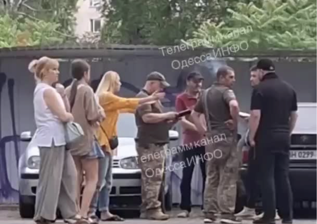 Представители Одесского ТЦК и медики предоставили свои версии произошедшего/Фото: кадр из видео Представители Одесского ТЦК и медики предоставили свои версии произошедшего/Фото: кадр из видео