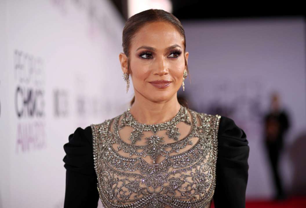 Готовится к церемонии MTV: Дженнифер Лопес позировала на камеру в ванной с пеной