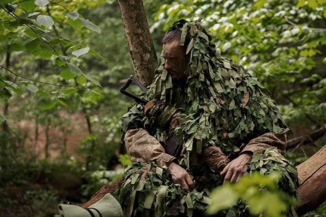Вечерняя сводка Генштаба ВСУ на 25 августа/Фото: Генштаб/Facebook Украинский снайпер в маскировочном костюме