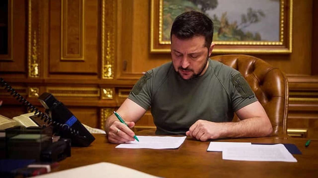 Президент Зеленский подписал указ об увольнении областных военкомов / Фото: president.gov.ua Президент Зеленский подписал указ об увольнении областных военкомов / Фото: president.gov.ua
