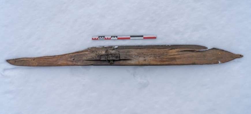 Фото: secretsoftheice.com Норвежские археологи извлекли из льда лыжи возрастом 1300 лет