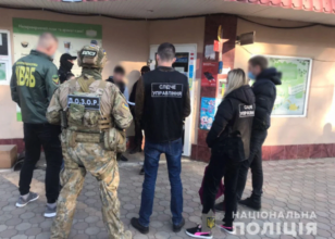 На Одещині чоловік пропонував прикордоннику гроші за легалізацію мігрантів / Фото: Нацполіція На Одещині чоловік пропонував прикордоннику гроші за легалізацію мігрантів / Фото: Нацполіція