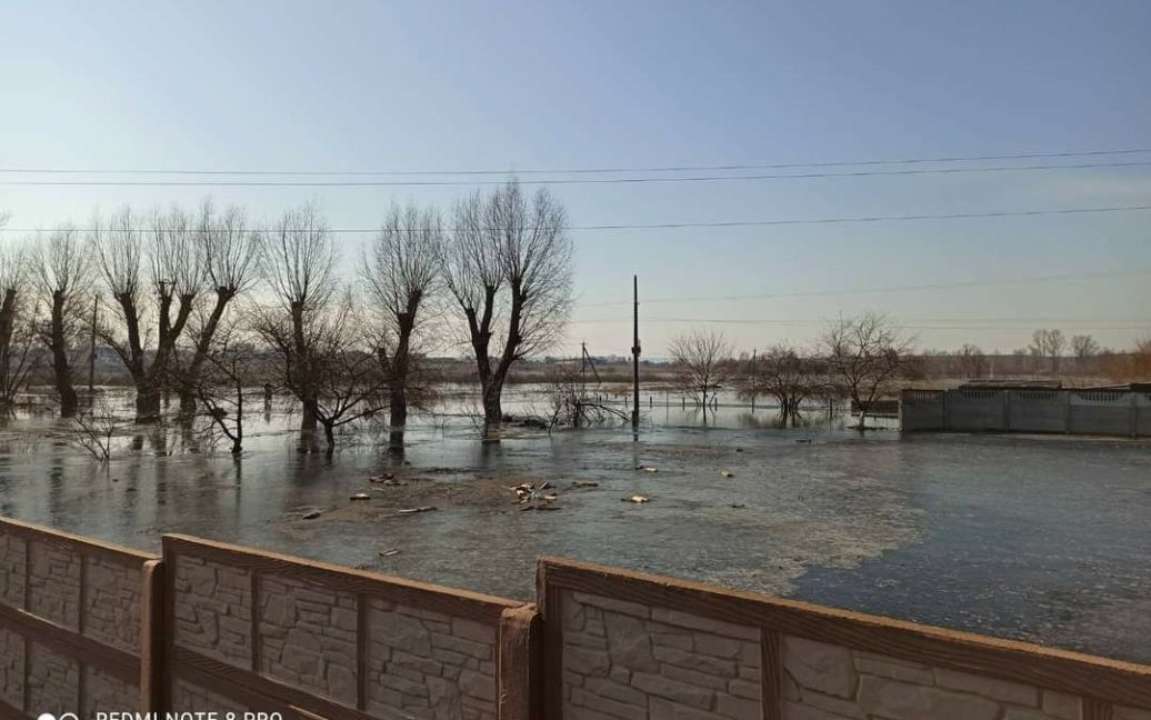 Река Ирпень выходит из берегов/Фото: ТСН Из-за разрушенной оккупантами дамбы село в Киевской области под угрозой затопления. Фото