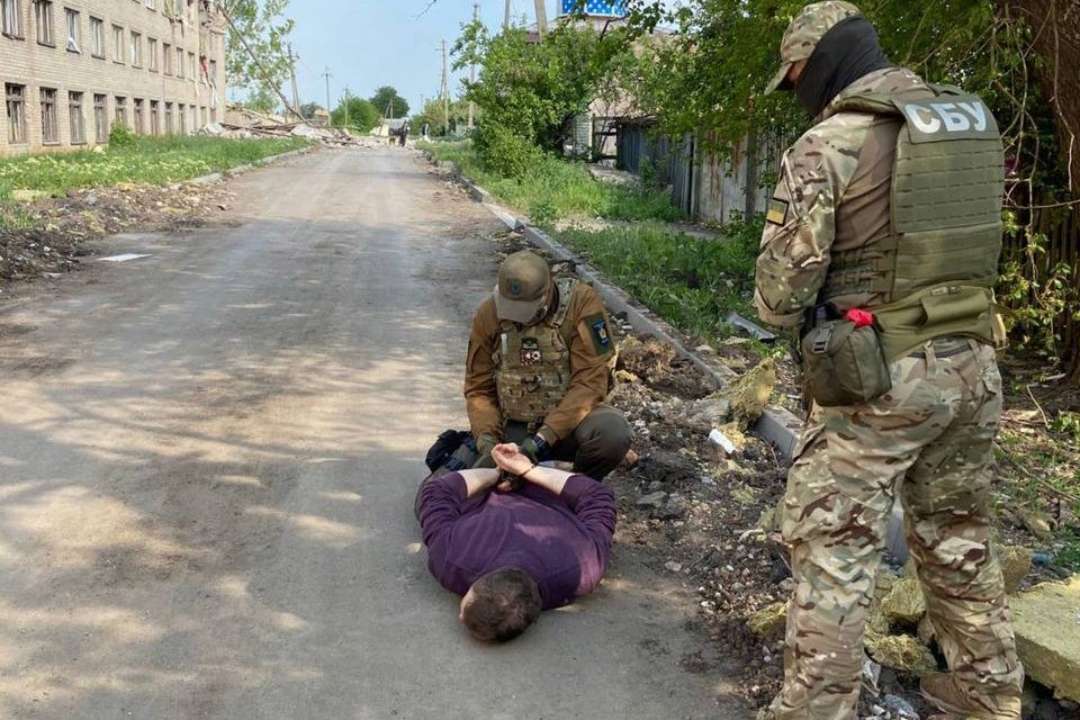 У Бахмуті затримали чоловіка, який здавав росіянам позиції ЗСУ та Нацгвардії/Фото: Офіс генпрокурора "Зливав" інформацію про пересування ЗСУ: у Бахмуті затримали чоловіка, який співпрацював з рф