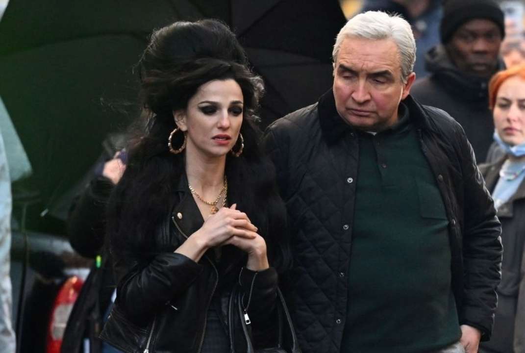 Мариса Абела появилась на съемочной площадке байопика об Эми Уайнхаус в образе легендарной певицы/Фото: Twitter