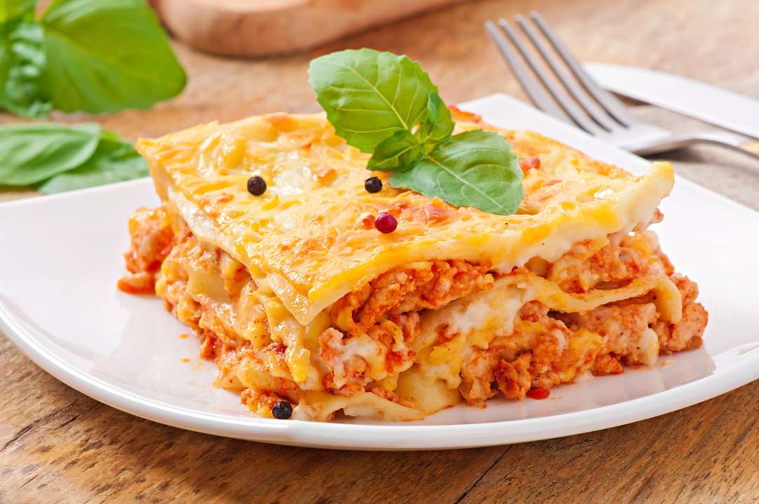Пошаговый рецепт пирога из лаваша с мясом, сыром и грибами / Фото: timolina/Freepik Пошаговый рецепт пирога из лаваша с мясом, сыром и грибами / Фото: timolina/Freepik