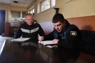 Триває видача тіл і фрагментів тіл родичам та знайомим загиблих в селі Гроза/Фото: Нацполіція Триває видача тіл і фрагментів тіл родичам та знайомим загиблих в селі Гроза/Фото: Нацполіція