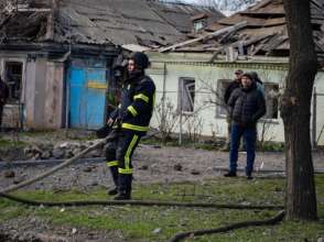 У Миколаєві ДСНС ліквідують наслідки удару ворога. Фото: ДСНС України росіяни вдарили по Миколаєву 17 березня