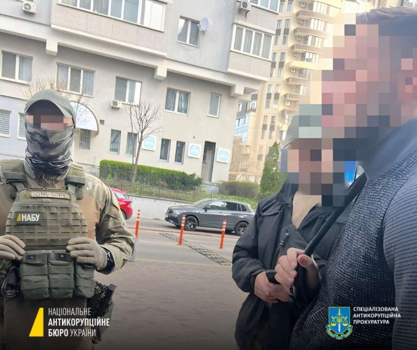 Наразі затримано лідера, співорганізатора та двох учасників організованої групи/Фото: nab_ukraine Заволодіння 95 млн грн "Укрзалізниці": НАБУ і САП викрили злочинну групу на чолі з ексрадником ОП