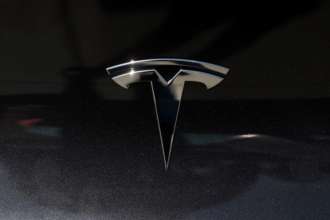 Tesla готовится выпустить новую доступную модель/Фото: Justin Sullivan/Getty Images Tesla готовится выпустить "Model Q" – свою самую дешевую модель