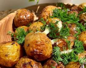 Господиня наочно показала, як приготувати картоплю в духовці / Фото: instagram/vistovska_cooking Господиня наочно показала, як приготувати картоплю в духовці / Фото: instagram/vistovska_cooking