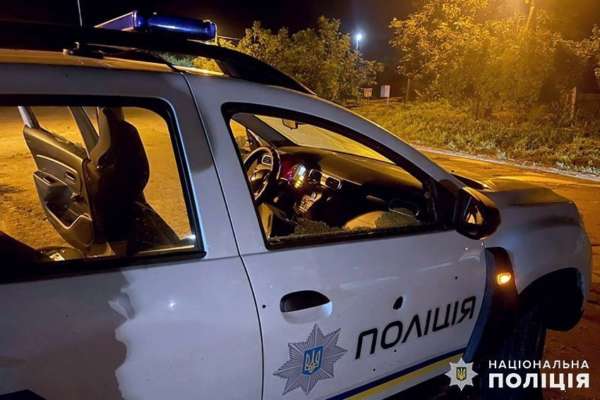 На Хмельниччині чоловік розстріляв два службових авто поліції та поранив поліцейського і цивільного На Хмельниччині чоловік розстріляв два службових авто поліції та поранив поліцейського і цивільного