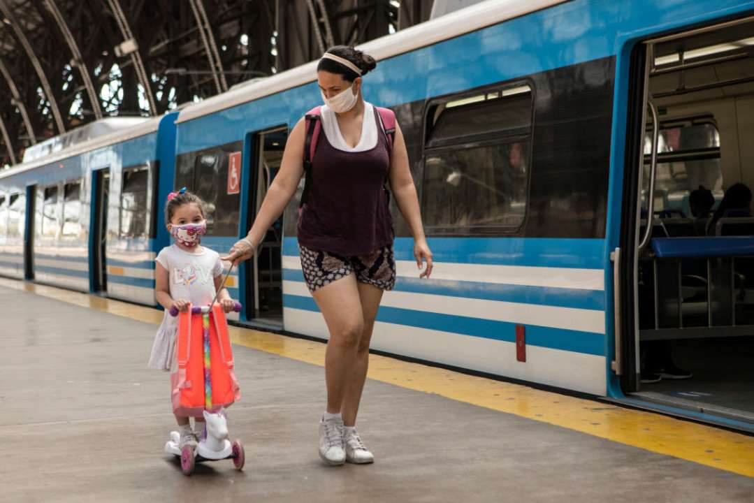 Getty Images/Global Images Ukraine Куди дивилася мама? В Індії залізничник врятував дитину з-під коліс потяга. Відео