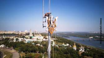 Фото: kyiv.klichko.org У Києві на найбільшому флагштоку України встановили новий тризуб