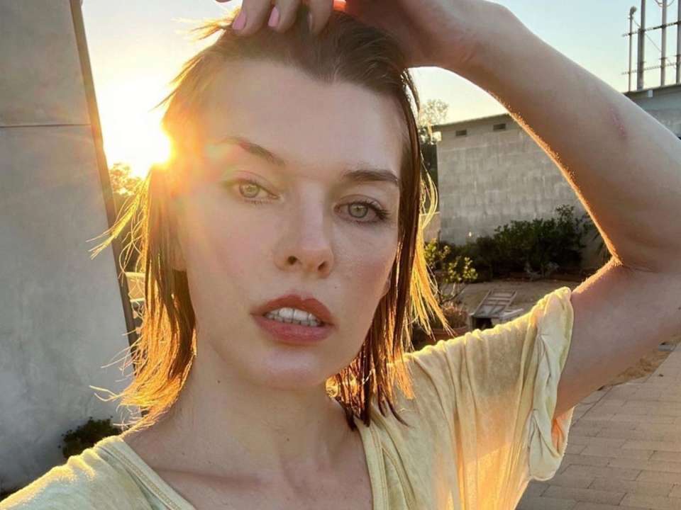 Милла Йовович отстригла волосы/Фото: millajovovich/Instagram "Отрастет": Милла Йовович самостоятельно отстригла себе волосы. Фото результата