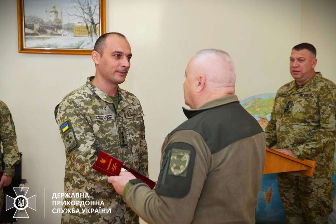 11 пограничников получили ордена, медали и наградное оружие 11 пограничникам вручили ордена, медали и наградное оружие. Фото