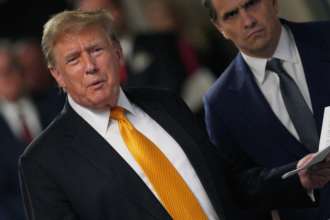 Трамп угрожает судом новому фильму о его жизни/Фото: Curtis Means-Pool/Getty Images Дональд Трамп