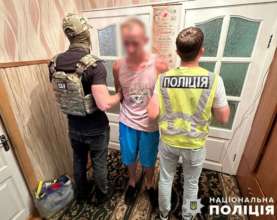 Фото: ТГ-канал Національна поліція України 🇺🇦 В Киеве задержали коллаборанта, который поджигал релейные шкафы возле городской электрички