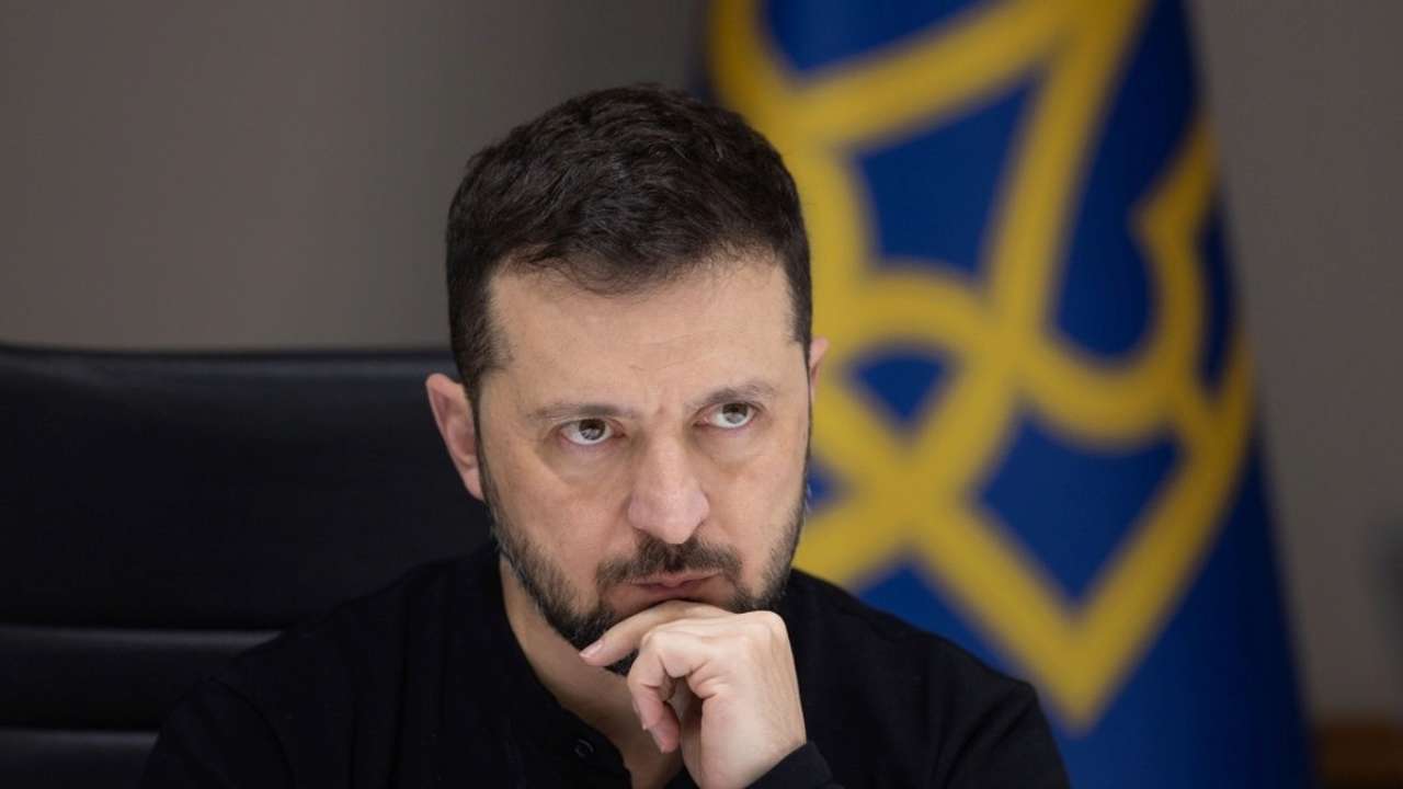 Перед Сырским стоит задача уменьшить бюрократию в армии - Зеленский Перед Сырским стоит задача уменьшить бюрократию в армии - Зеленский