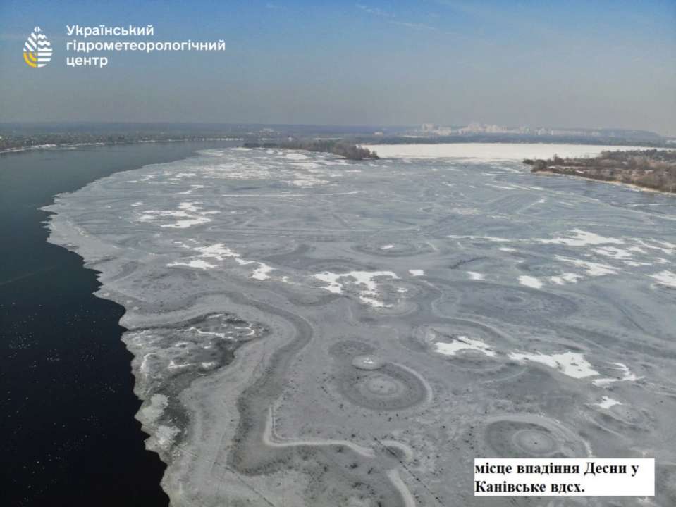 Льодовий покрив, місцями з ополонками, спостерігається по всій довжині річки у Київщини Льодовий покрив, місцями з ополонками, спостерігається по всій довжині річки у Київщини