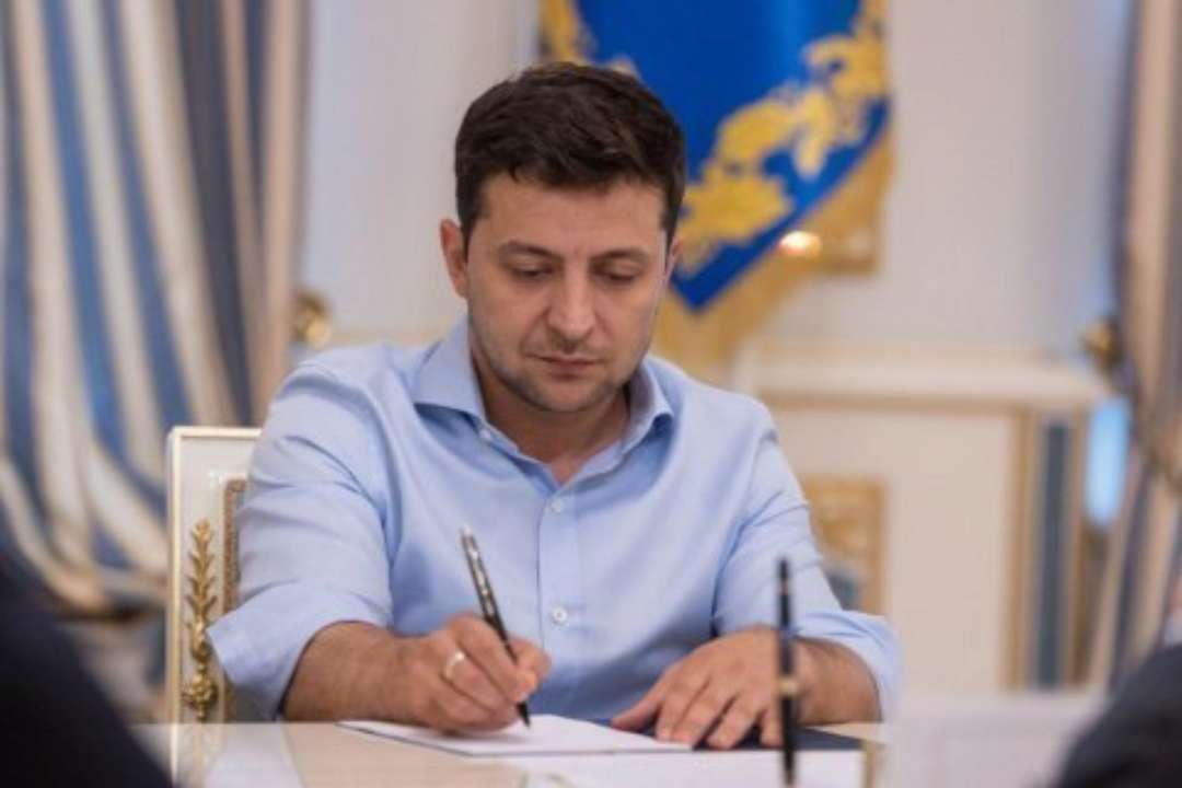 Зеленский подписал указ об ускоренной регистрации вакцин от коронавируса Зеленский подписал указ об ускоренной регистрации вакцин от коронавируса