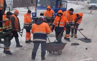В Бортничах ремонтировали дорогу во время снепопадаФото: скриншот видео Ремонт