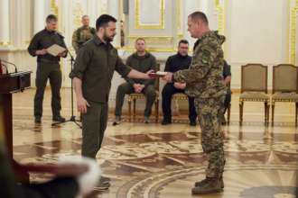 Главнокомандующий ВСУ Валерий Залужный получил награду "Крест боевых заслуг"/Фото: Офис президента Украины За самоотверженное служение народу: Валерий Залужный получил награду "Крест боевых заслуг"