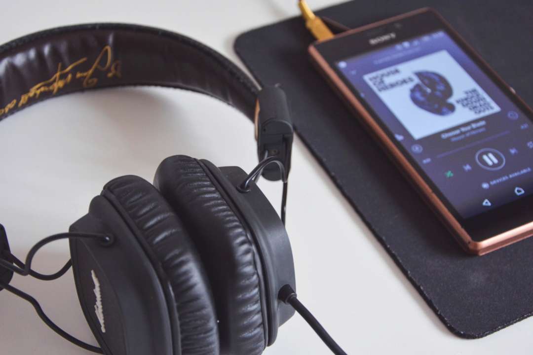 5 популярных песен, которые лидируют в рейтинге Apple music/Фото: pexels Наушники