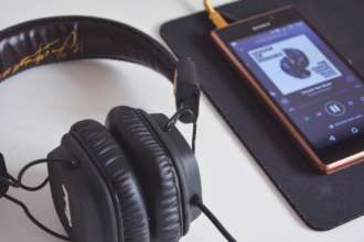 5 популярних пісень, які лідирують у рейтингу Apple music/Фото: pexels Навушники