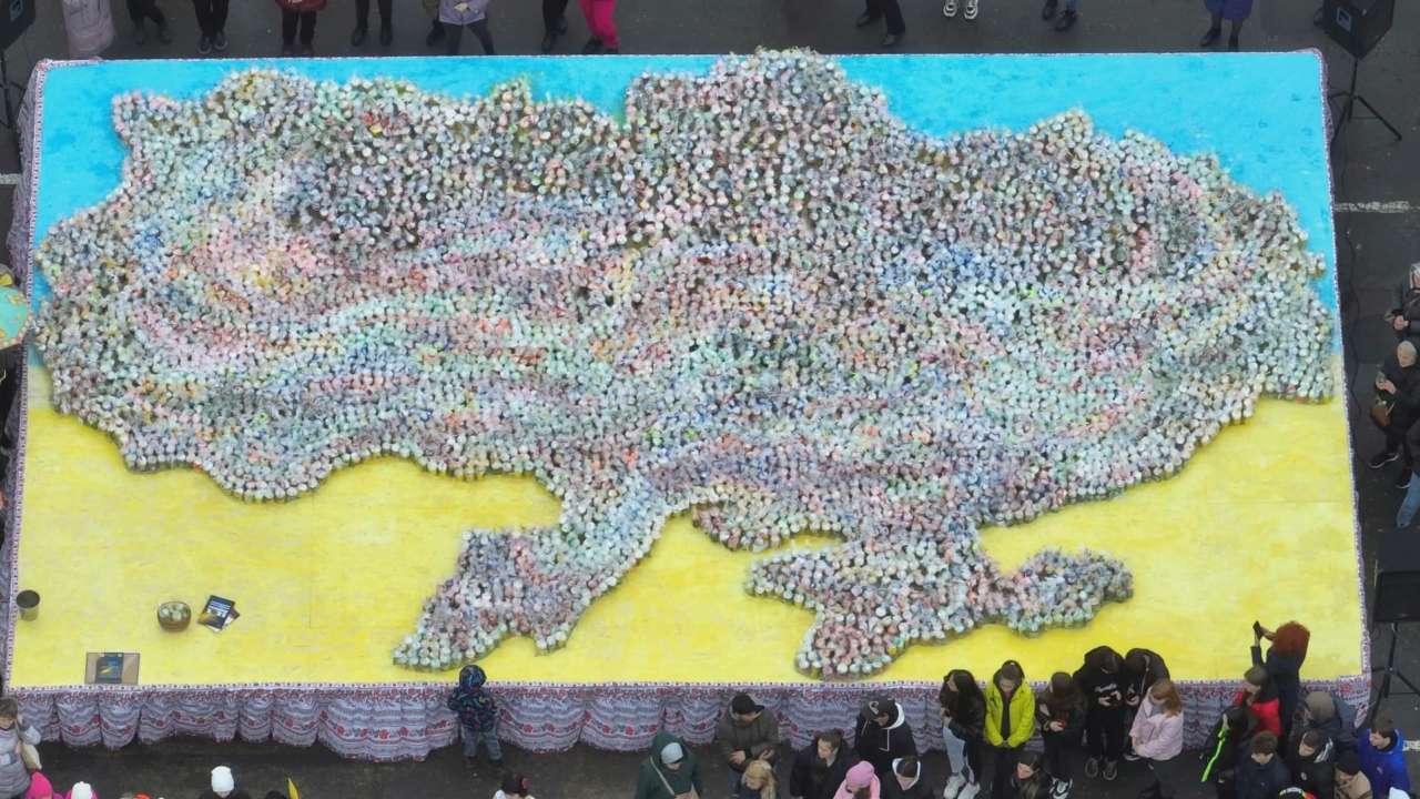Національний рекорд: на Одещині виклали найбільшу мапу України з великодніх пасок для ЗСУ. Фото