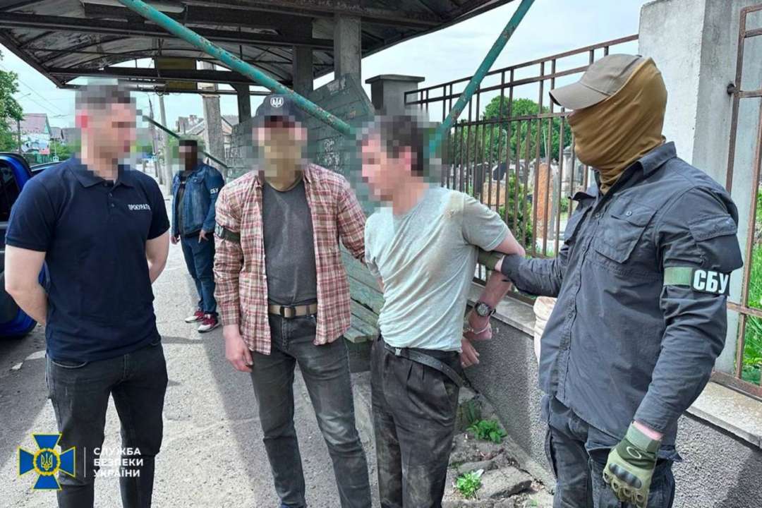 Правоохранители задержали мужчину при попытке заснять стратегический объект в Черновцах Правоохранители задержали мужчину при попытке заснять стратегический объект в Черновцах