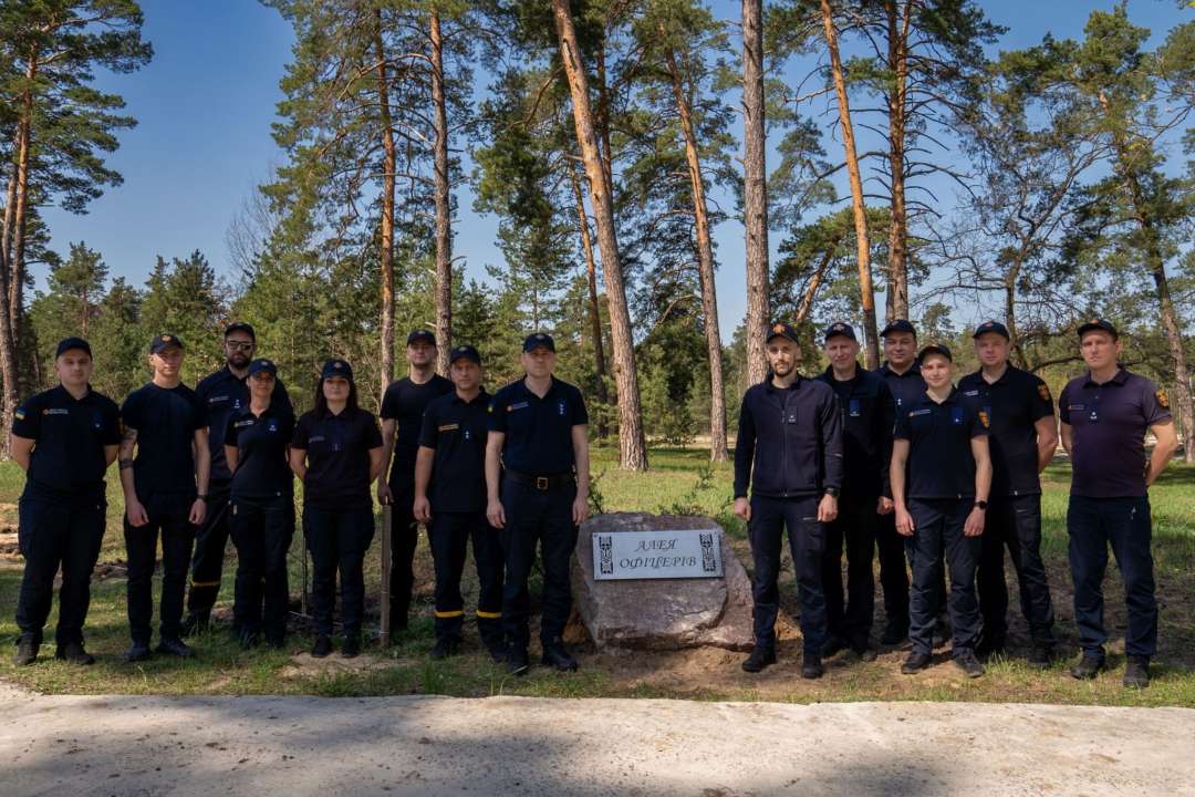 ДСНСівці засадили фруктову Алею офіцерів ДСНСівці започаткували фруктову Алею офіцерів. Фото