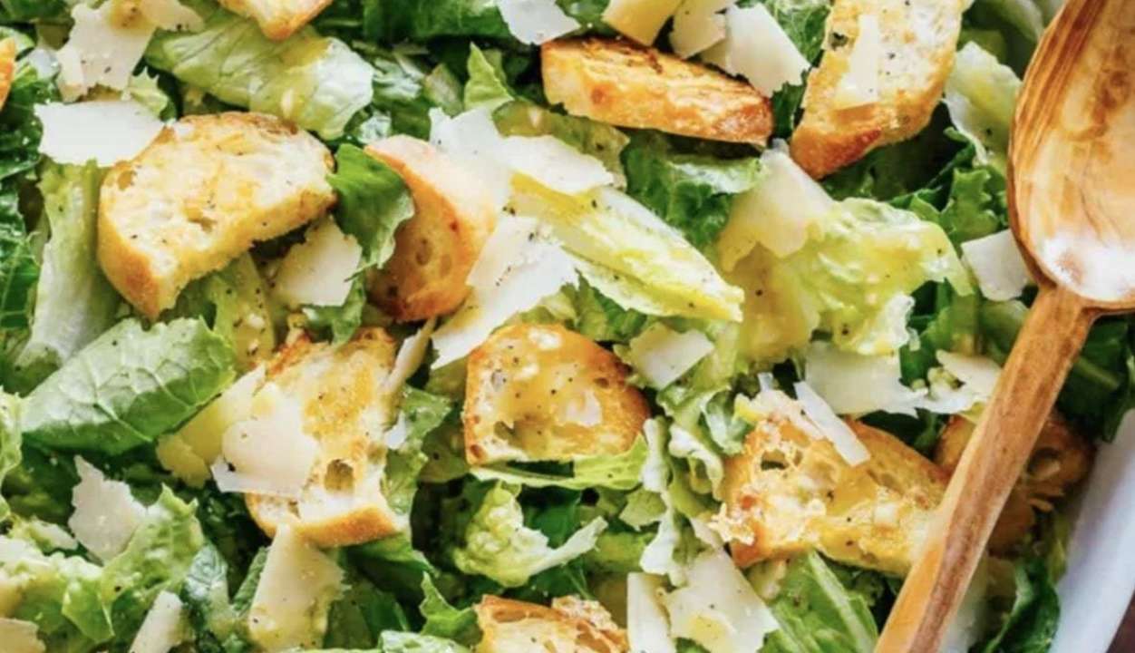 Салат "Цезарь" на Новый год / Фото: natashaskitchen.com