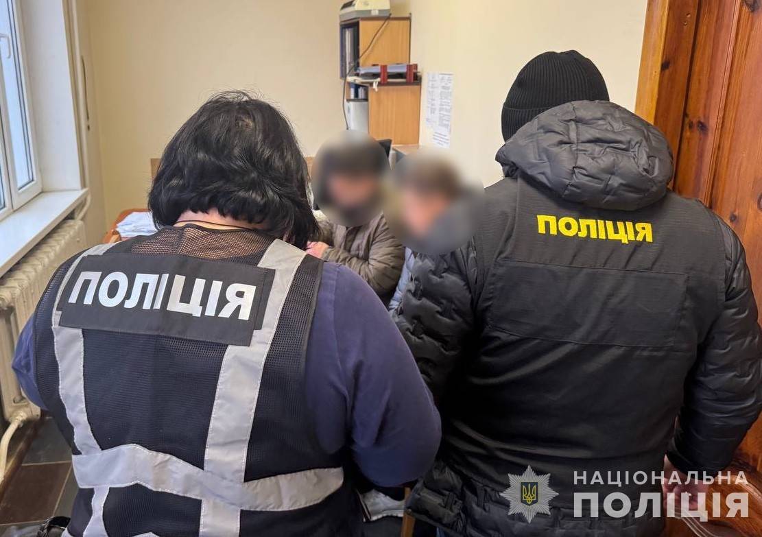 Участники преступной группы сливали топливо из локомотивов/Фото: Нацполиция Участники преступной группы сливали топливо из локомотивов/Фото: Нацполиция