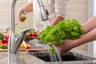 Продукты, которые не стоит мыть перед приготовлением/Фото: istockphoto Исключение из правила: два продукта, которые не стоит мыть перед приготовлением
