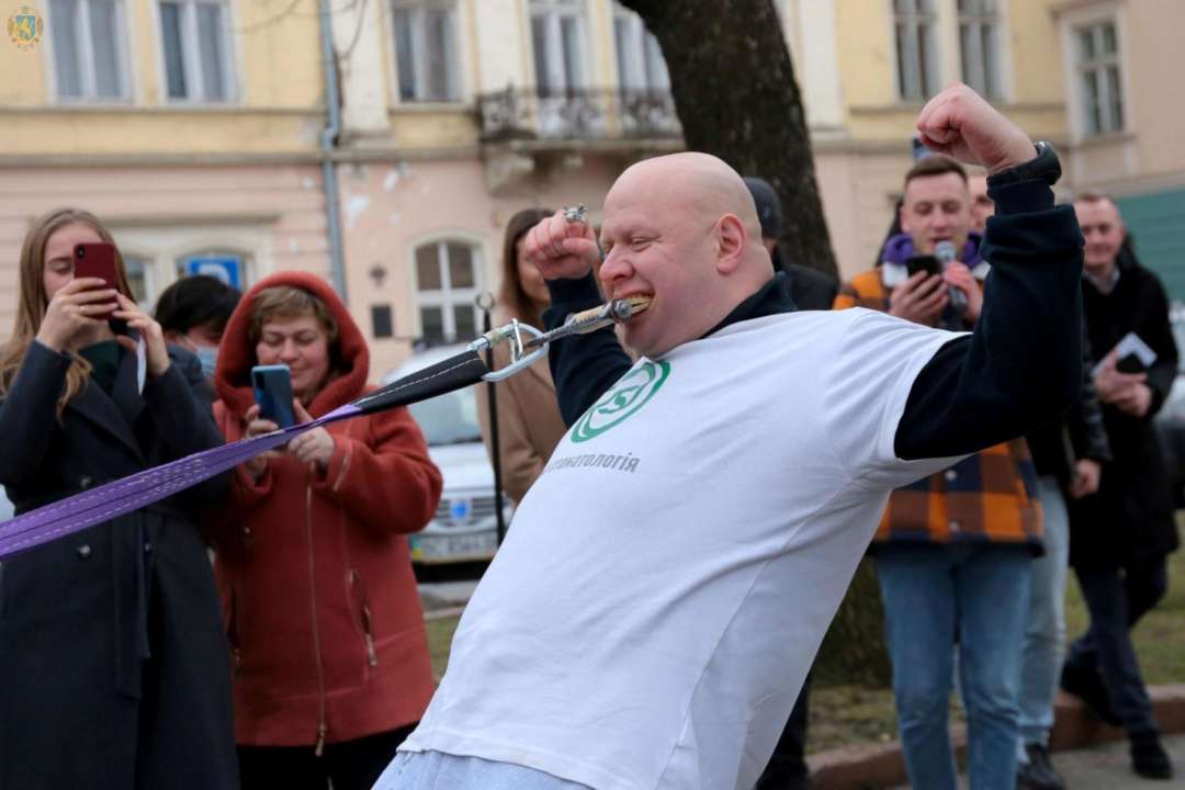 Во Львове педиатр протянул зубами карету скорой помощи