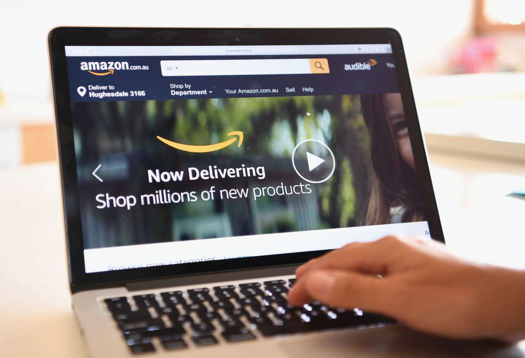 Страница сайта Amazon на ноутбуке