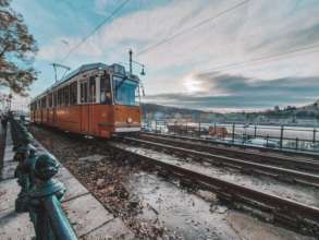 Українцям продовжили безкоштовний проїзд у Будапешті / Фото: Unsplash Трамвай у Будапешті