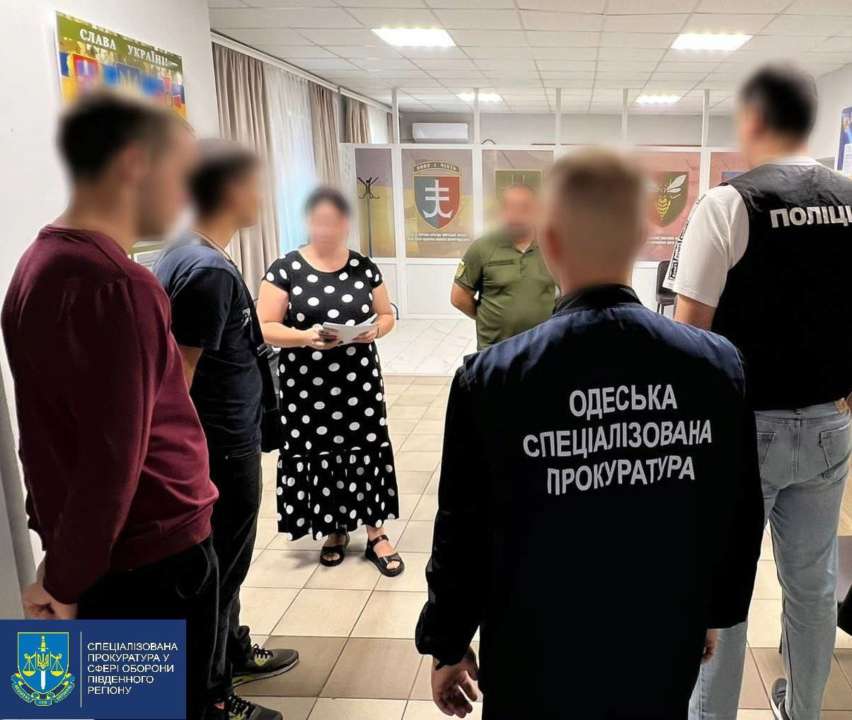 10 тисяч доларів за переведення в небойовий підрозділ: в Одесі затримали посадовця військкомату