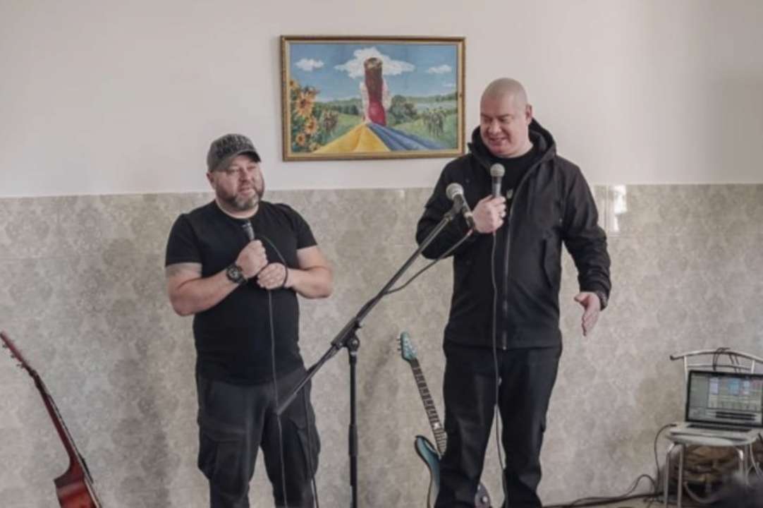 Актеры "Квартал 95" выступили с концертом для военных и передали помощь