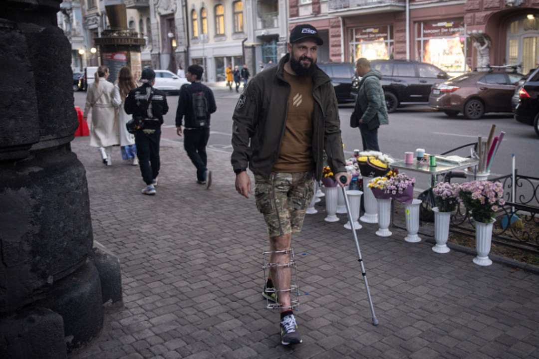 Шмыгаль поручил МОУ и Минздраву разобраться, почему раненые военные вынуждены самостоятельно ходить на ВВК/Фото: Getty Images Шмыгаль поручил МОУ и Минздраву разобраться, почему раненые военные вынуждены самостоятельно ходить