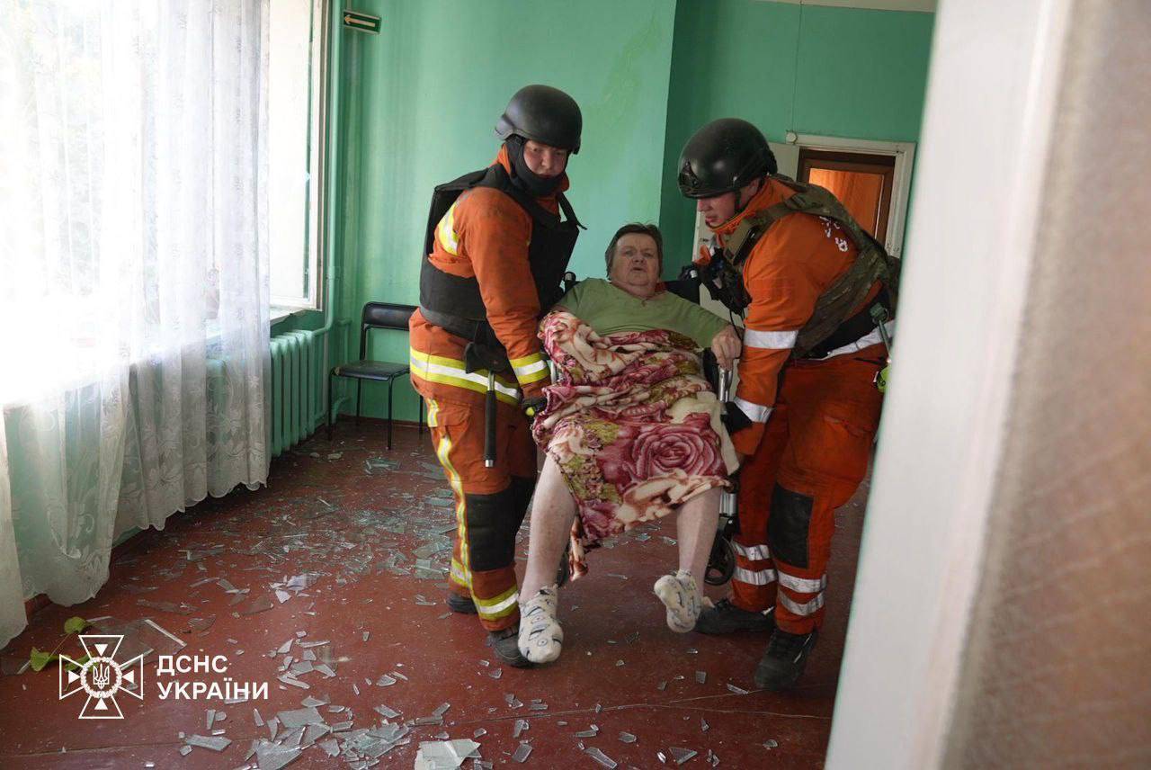 Армія рф обстріляла Суми: бомба влучила в геріатричний пансіонат/Фото: ДСНС Армія рф обстріляла Суми: бомба влучила в геріатричний пансіонат/Фото: ДСНС