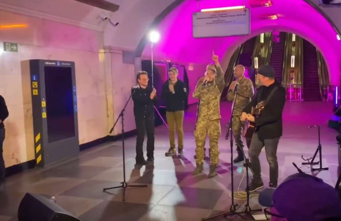 Тарас Тополя співає  метро