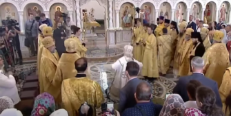 Патріарх Кирил упав у храмі. Фото: Скріншот із відео Патріарх Кирил